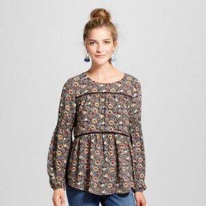 KNOX ROSE BOHO PEASANT TOP WITH DITZEY FLORAL PRINT AND TASSELS. SIZE MEDIUM.